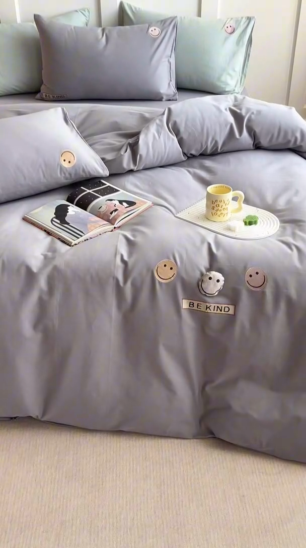 91家纺网 家纺一手货源 找家纺 艾莱家纺 2024新款全棉柔顺磨毛立体刺绣四件套--笑脸-星语 笑脸-紫色