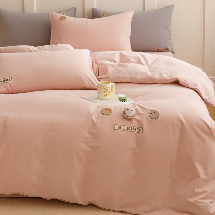 91家纺网 家纺一手货源 找家纺 艾莱家纺 2024新款全棉柔顺磨毛立体刺绣四件套--笑脸-星语 笑脸-沐粉