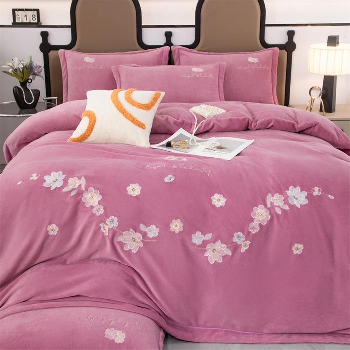 91家纺网 家纺一手货源 找家纺 优姿家纺 2025新款全消光10斤牛奶绒宽边绣花保暖四件套 花季-优雅紫