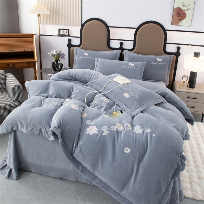 91家纺网 家纺一手货源 找家纺 优姿家纺 2025新款全消光10斤牛奶绒宽边绣花保暖四件套 花季-太空灰