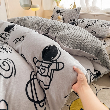 91家纺网 家纺一手货源 找家纺 悦织语 2024新品加厚A面印花牛奶绒+B面牛奶绒豆豆单被套场景二 太空人
