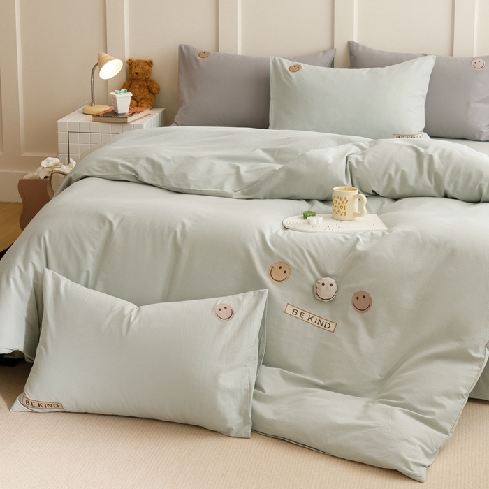 91家纺网 家纺一手货源 找家纺 艾莱家纺 2024新款全棉柔顺磨毛立体刺绣四件套--笑脸-星语 笑脸-绿色