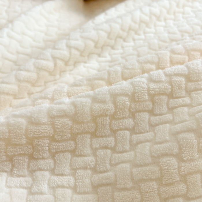 91家纺网 家纺一手货源 找家纺 绘萱家居 2025新款高克重雕花雕印纯色牛奶绒四件套双拼法莱绒珊瑚绒 华夫格-奶白灰