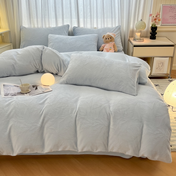 91家纺网 家纺一手货源 找家纺 绘萱家居 2025新款高克重雕花雕印纯色牛奶绒四件套双拼法莱绒珊瑚绒 芭蕉叶-浅兰