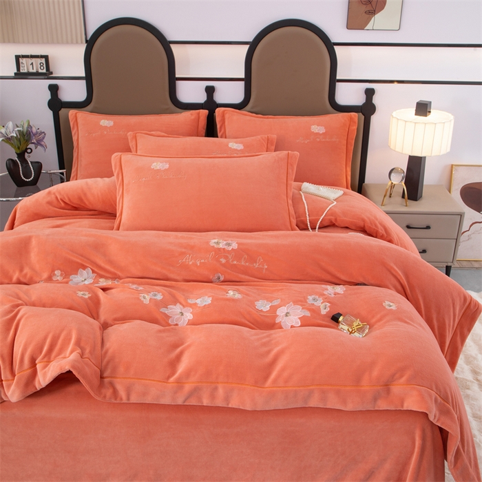 91家纺网 家纺一手货源 找家纺 优姿家纺 2025新款全消光10斤牛奶绒宽边绣花保暖四件套 花季-活力橙