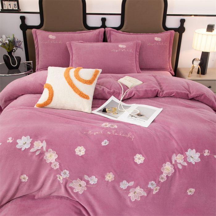 91家纺网 家纺一手货源 找家纺 优姿家纺 2025新款全消光10斤牛奶绒宽边绣花保暖四件套 花季-优雅紫