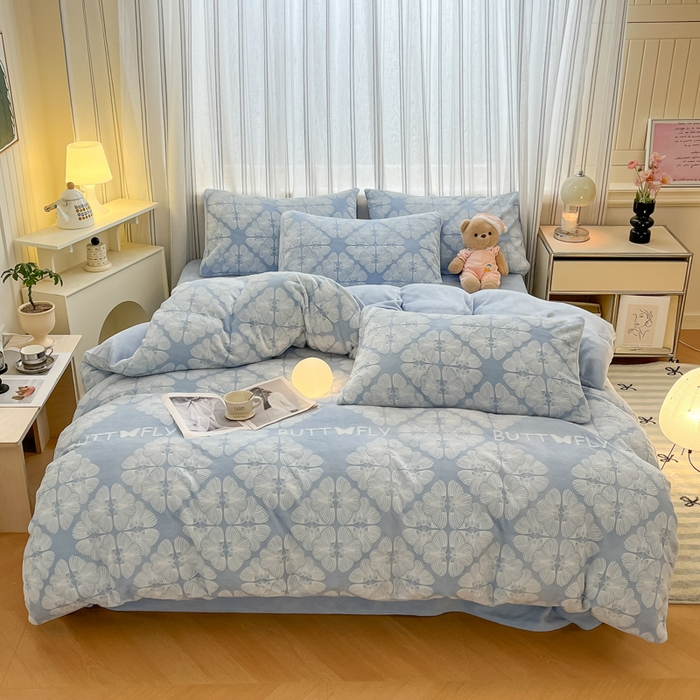 91家纺网 家纺一手货源 找家纺 绘萱家居 2025新款高克重雕花雕印纯色牛奶绒四件套双拼法莱绒珊瑚绒 雕印蝴蝶-浅兰