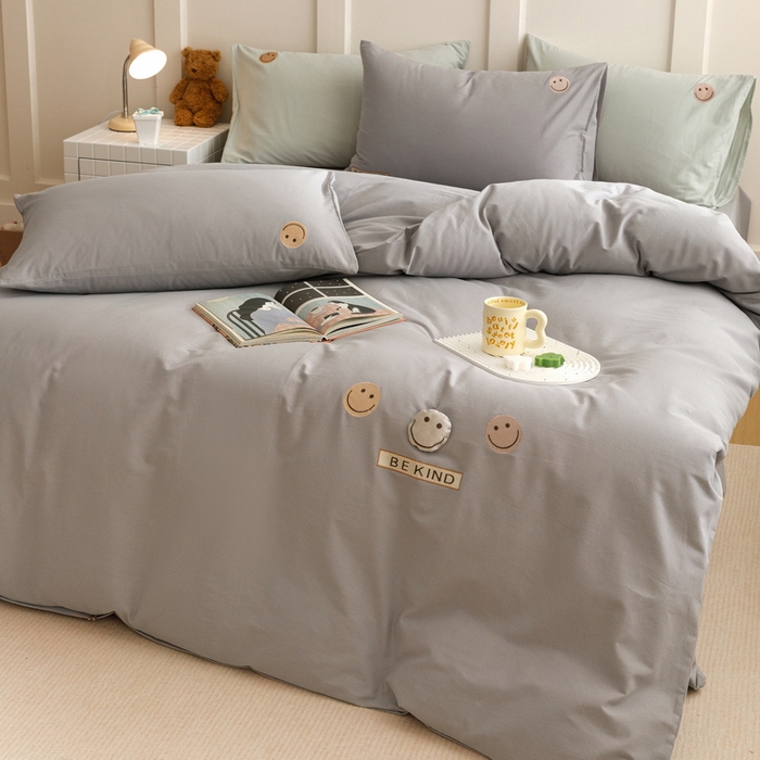 91家纺网 家纺一手货源 找家纺 艾莱家纺 2024新款全棉柔顺磨毛立体刺绣四件套--笑脸-星语 笑脸-灰色