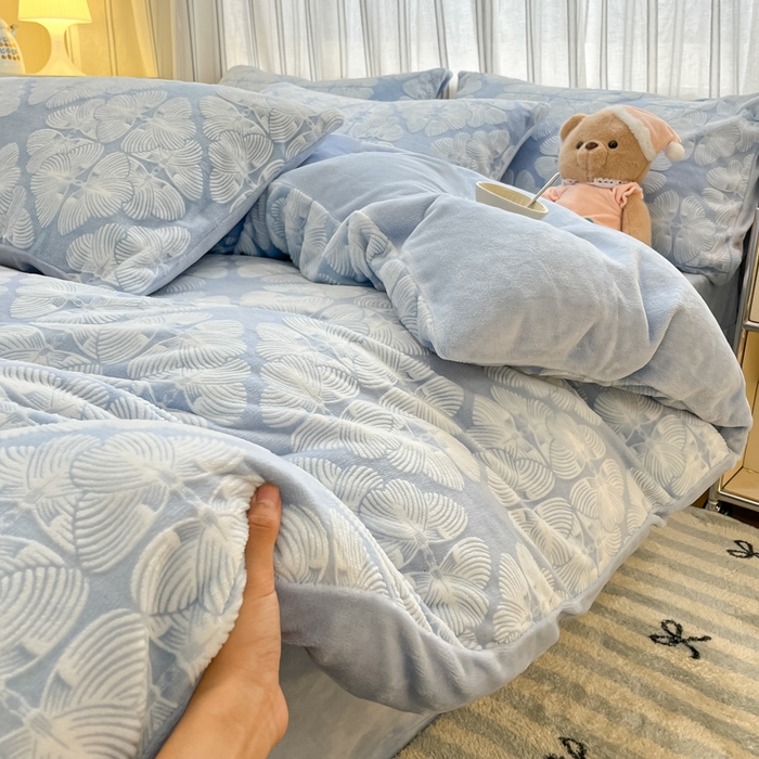 91家纺网 家纺一手货源 找家纺 绘萱家居 2025新款高克重雕花雕印纯色牛奶绒四件套双拼法莱绒珊瑚绒 雕印蝴蝶-浅兰