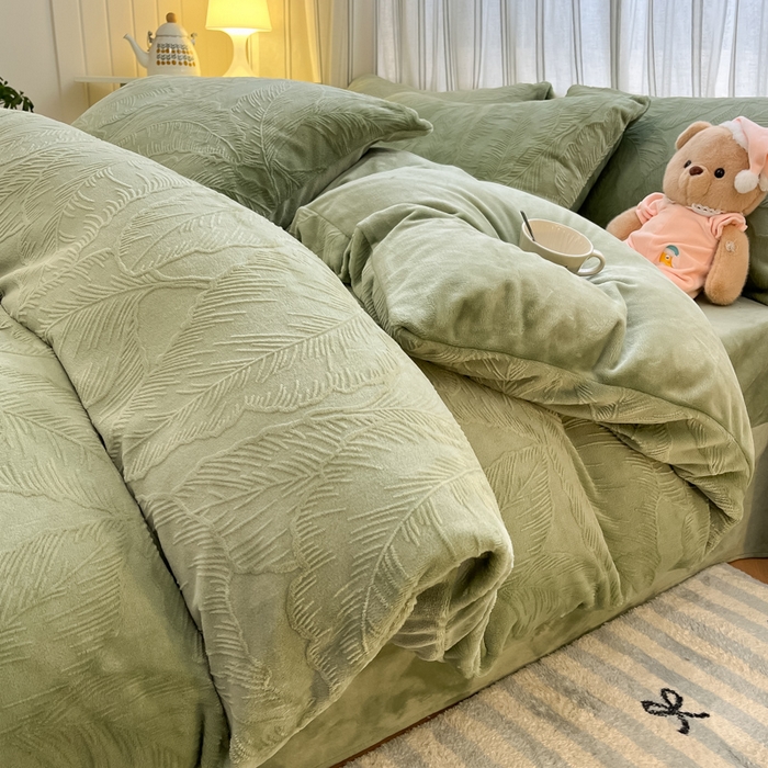 91家纺网 家纺一手货源 找家纺 绘萱家居 2025新款高克重雕花雕印纯色牛奶绒四件套双拼法莱绒珊瑚绒 芭蕉叶-灰绿