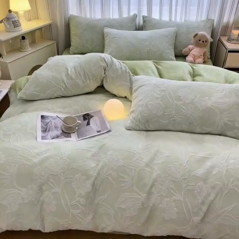 91家纺网 家纺一手货源 找家纺 绘萱家居 2025新款高克重雕花雕印纯色牛奶绒四件套双拼法莱绒珊瑚绒 花开-浅绿