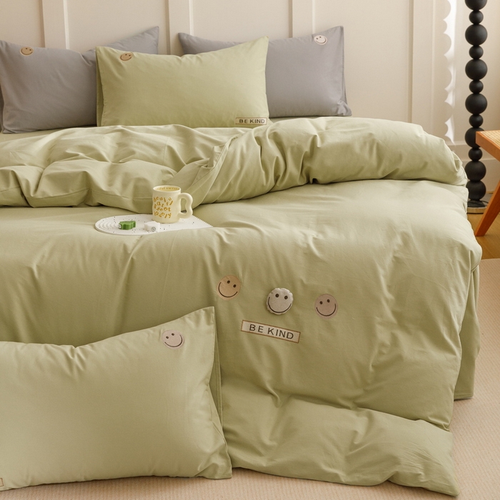 91家纺网 家纺一手货源 找家纺 艾莱家纺 2024新款全棉柔顺磨毛立体刺绣四件套--笑脸-星语 笑脸-芥绿