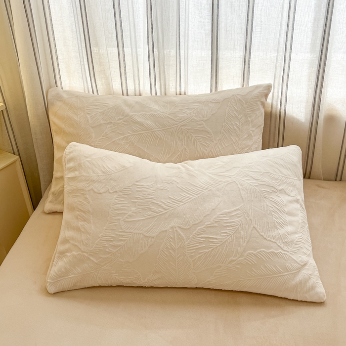 91家纺网 家纺一手货源 找家纺 绘萱家居 2025新款高克重雕花雕印纯色牛奶绒四件套双拼法莱绒珊瑚绒 芭蕉叶-奶白咖