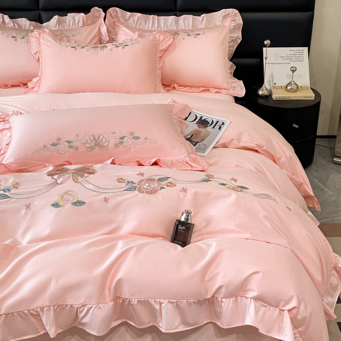 91家纺网 家纺一手货源 找家纺 金麦家纺 2024新款全棉刺绣花边系列四件套 梦蝶粉