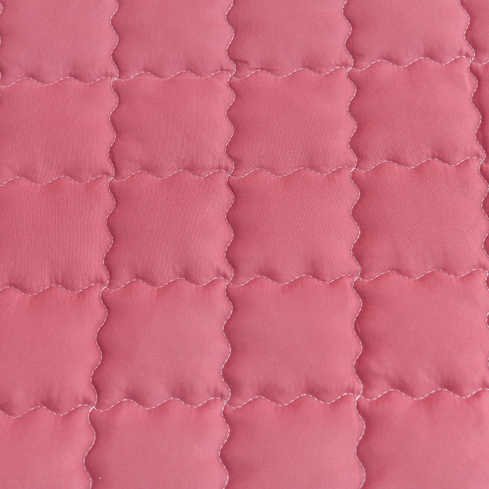 91家纺网 家纺一手货源 找家纺 艾裙海 2025新款90克磨毛夹棉绗缝床裙 豆沙红