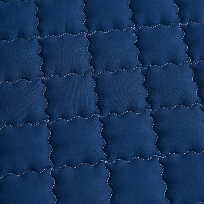 91家纺网 家纺一手货源 找家纺 艾裙海 2025新款90克磨毛夹棉绗缝床裙 藏青色