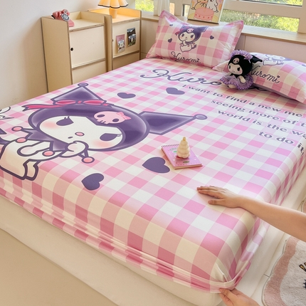 91家纺网 家纺一手货源 找家纺 博雅 2024新款三丽鸥全棉大版印花床笠系列 全棉大版-格子库洛米