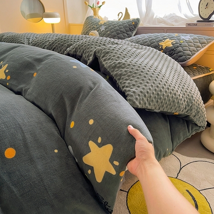 91家纺网 家纺一手货源 找家纺 （总）悦织语 2024新品加厚A面印花牛奶绒+B面牛奶绒豆豆单被套场景二