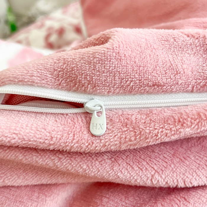 91家纺网 家纺一手货源 找家纺 绘萱家居 2025新款高克重雕花雕印纯色牛奶绒四件套双拼法莱绒珊瑚绒 爱意浓-粉