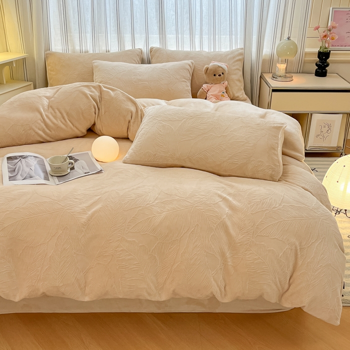 91家纺网 家纺一手货源 找家纺 绘萱家居 2025新款高克重雕花雕印纯色牛奶绒四件套双拼法莱绒珊瑚绒 芭蕉叶-奶咖