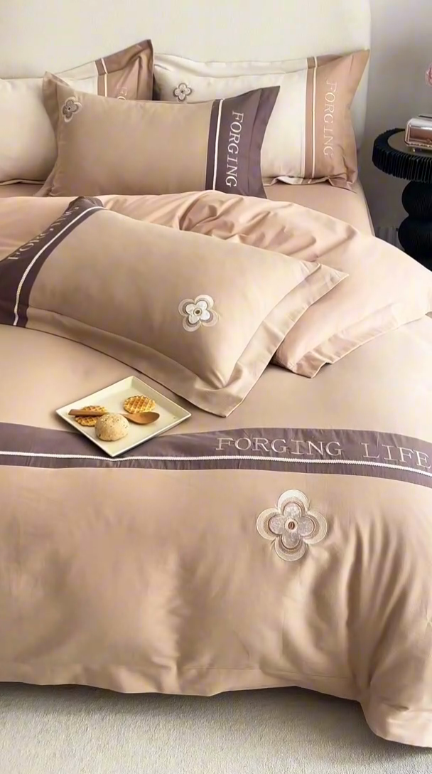 91家纺网 家纺一手货源 找家纺 艾莱家纺 2024新款A类长绒棉条纹提花加厚柔顺磨毛四件套--锦秋系列 锦秋-奶咖棕