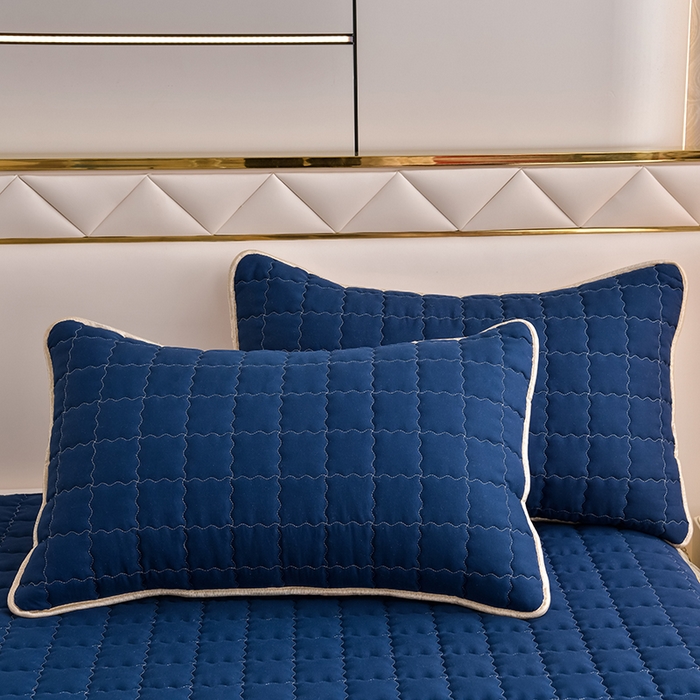 91家纺网 家纺一手货源 找家纺 艾裙海 2025新款90克磨毛夹棉绗缝床裙 藏青色