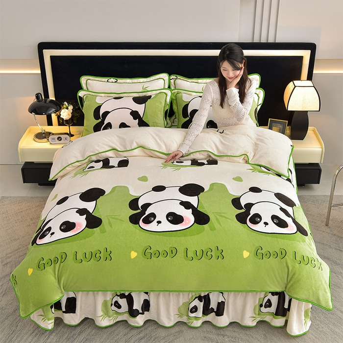 91家纺网 家纺一手货源 找家纺 佳品居 2025新款8斤床裙款牛奶绒四件套 呆萌熊猫