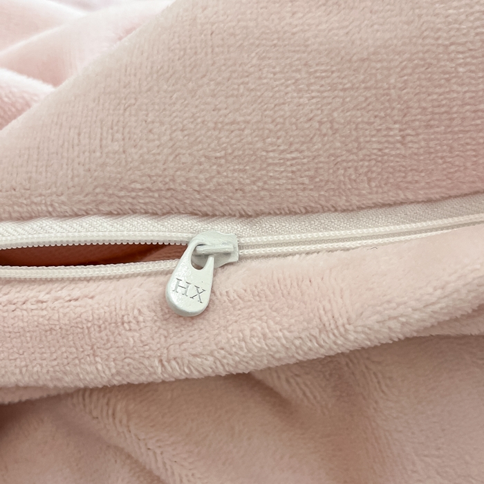 91家纺网 家纺一手货源 找家纺 绘萱家居 2025新款高克重雕花雕印纯色牛奶绒四件套双拼法莱绒珊瑚绒 花开-淡紫粉