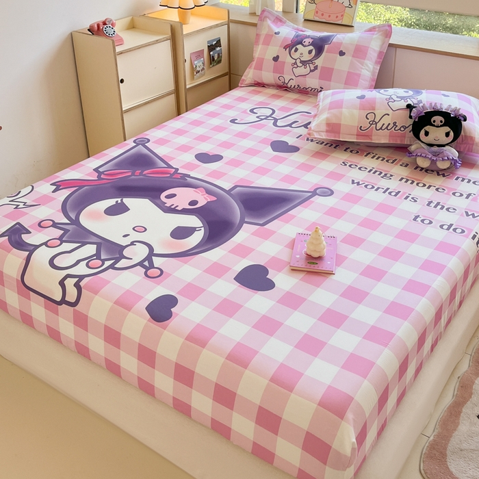 91家纺网 家纺一手货源 找家纺 博雅 2024新款三丽鸥全棉大版印花床笠系列 全棉大版-格子库洛米