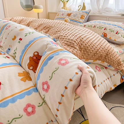 91家纺网 家纺一手货源 找家纺 悦织语 2024新品加厚A面印花牛奶绒+B面牛奶绒豆豆单被套场景二 茶话会
