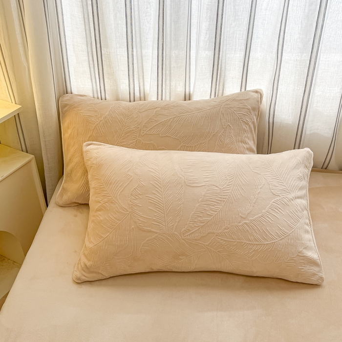 91家纺网 家纺一手货源 找家纺 绘萱家居 2025新款高克重雕花雕印纯色牛奶绒四件套双拼法莱绒珊瑚绒 芭蕉叶-奶咖