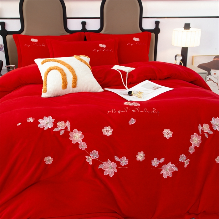 91家纺网 家纺一手货源 找家纺 优姿家纺 2025新款全消光10斤牛奶绒宽边绣花保暖四件套 花季-大红