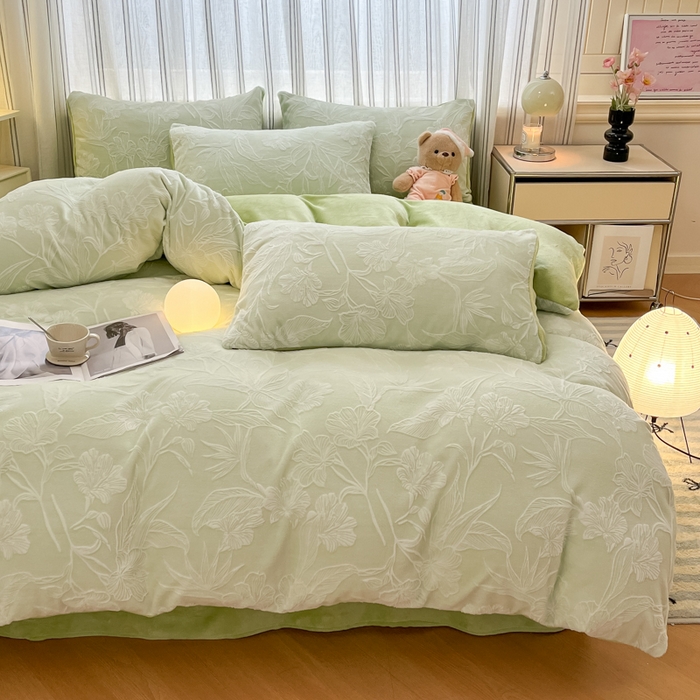 91家纺网 家纺一手货源 找家纺 绘萱家居 2025新款高克重雕花雕印纯色牛奶绒四件套双拼法莱绒珊瑚绒 花开-浅绿