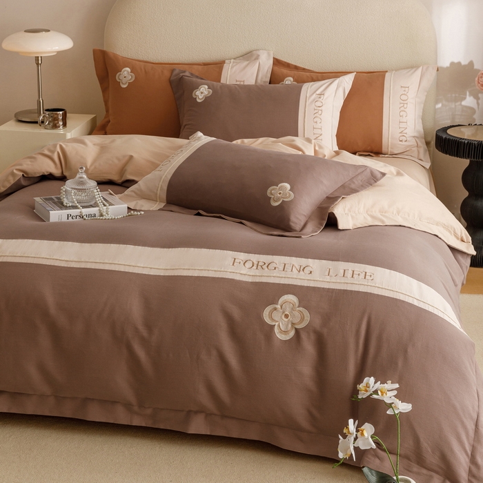 91家纺网 家纺一手货源 找家纺 艾莱家纺 2024新款A类长绒棉条纹提花加厚柔顺磨毛四件套--锦秋系列 锦秋-红咖色