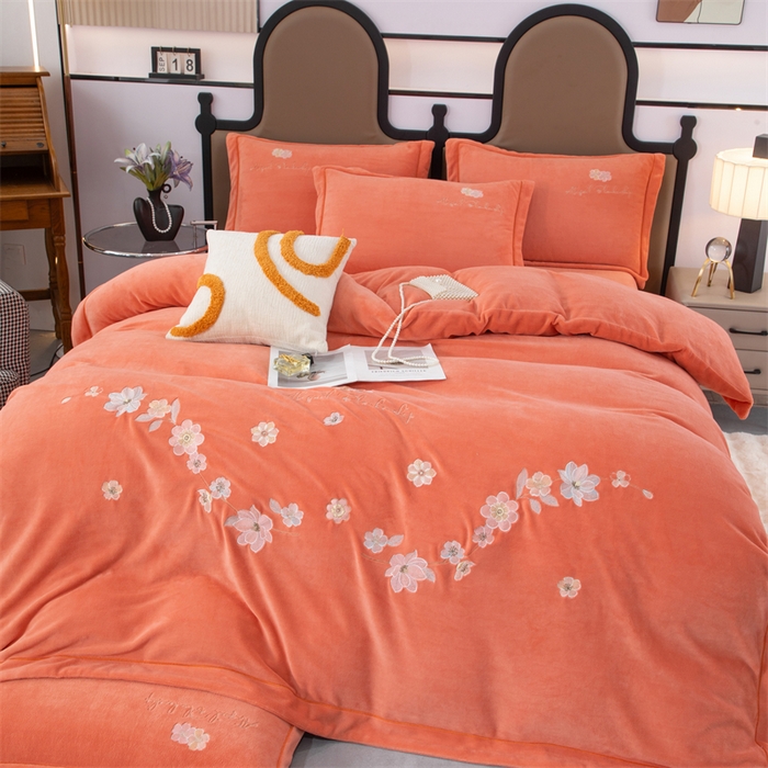 91家纺网 家纺一手货源 找家纺 优姿家纺 2025新款全消光10斤牛奶绒宽边绣花保暖四件套 花季-活力橙