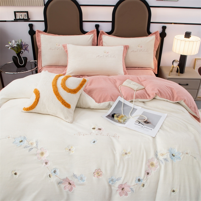 91家纺网 家纺一手货源 找家纺 优姿家纺 2025新款全消光10斤牛奶绒宽边绣花保暖四件套 花季-粉白