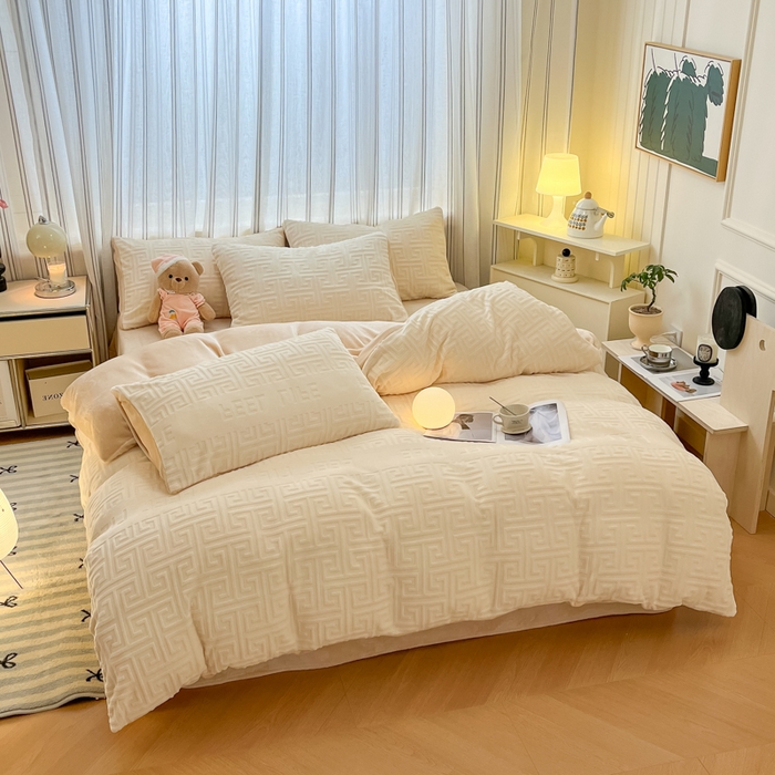 91家纺网 家纺一手货源 找家纺 绘萱家居 2025新款高克重雕花雕印纯色牛奶绒四件套双拼法莱绒珊瑚绒 回字格-奶白咖