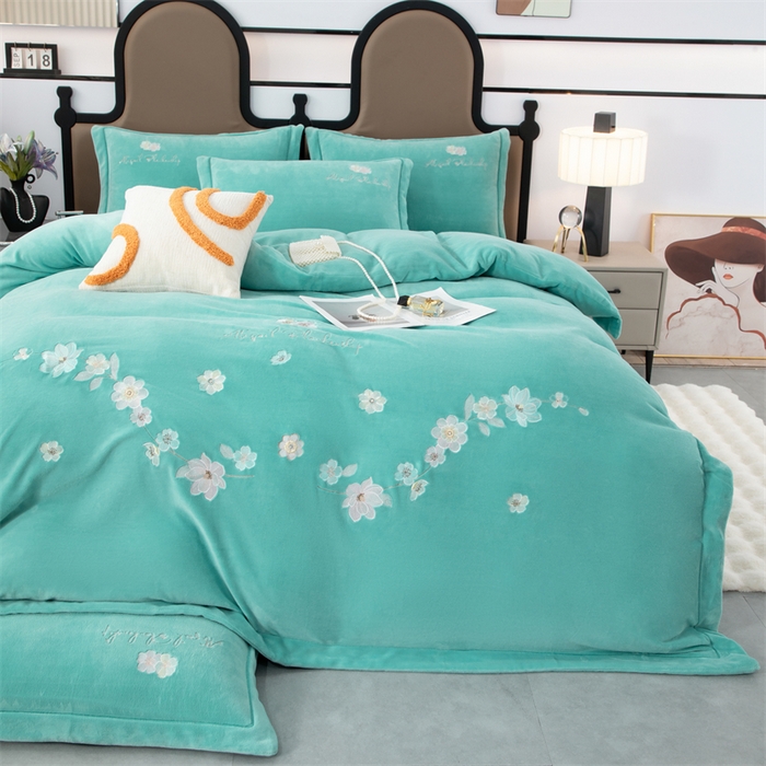 91家纺网 家纺一手货源 找家纺 优姿家纺 2025新款全消光10斤牛奶绒宽边绣花保暖四件套 花季-湖兰