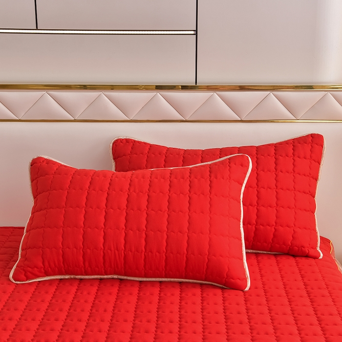 91家纺网 家纺一手货源 找家纺 艾裙海 2025新款90克磨毛夹棉绗缝床裙 大红色