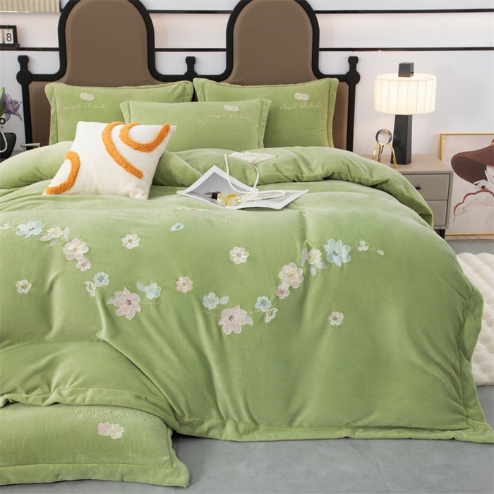 91家纺网 家纺一手货源 找家纺 优姿家纺 2025新款全消光10斤牛奶绒宽边绣花保暖四件套 花季-抹茶绿