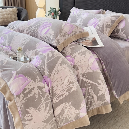 91家纺网 家纺一手货源 找家纺 悦织语 2024新款230g提花牛奶绒拼角四件套 遥香-紫