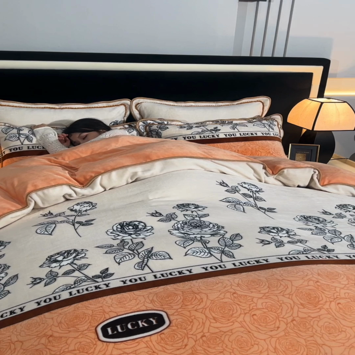 91家纺网 家纺一手货源 找家纺 佳品居 2025新款8斤床裙款牛奶绒四件套 花枝漫舞咖