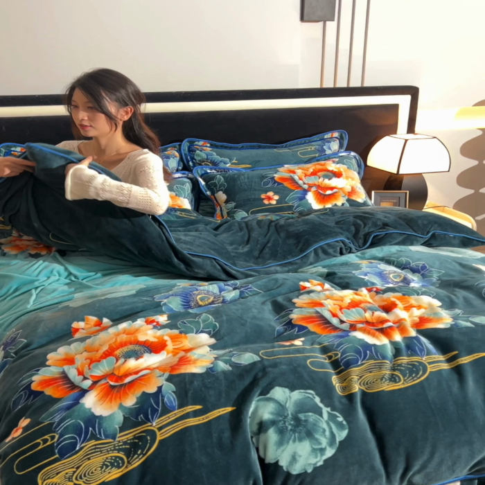 91家纺网 家纺一手货源 找家纺 佳品居 2025新款8斤床裙款牛奶绒四件套 闭花羞月