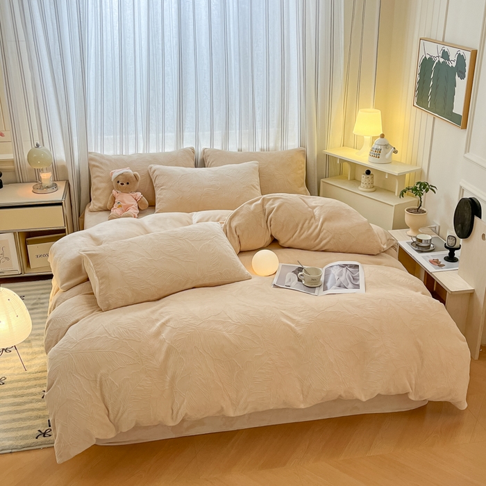 91家纺网 家纺一手货源 找家纺 绘萱家居 2025新款高克重雕花雕印纯色牛奶绒四件套双拼法莱绒珊瑚绒 芭蕉叶-奶咖