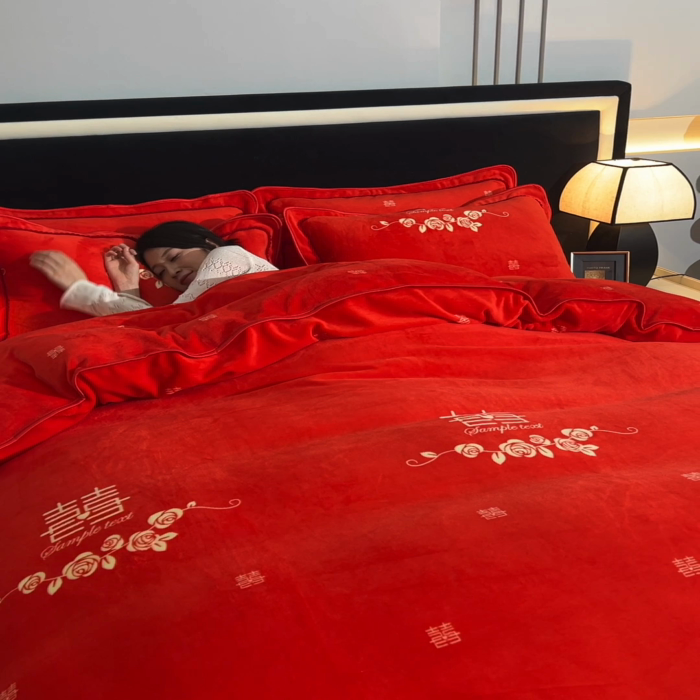 91家纺网 家纺一手货源 找家纺 佳品居 2025新款8斤床裙款牛奶绒四件套 千禧之恋