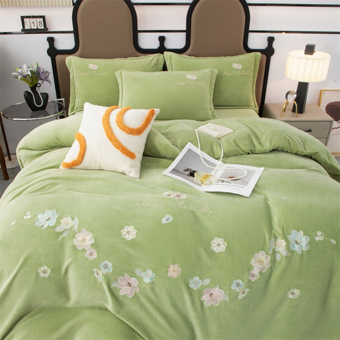 91家纺网 家纺一手货源 找家纺 优姿家纺 2025新款全消光10斤牛奶绒宽边绣花保暖四件套 花季-抹茶绿