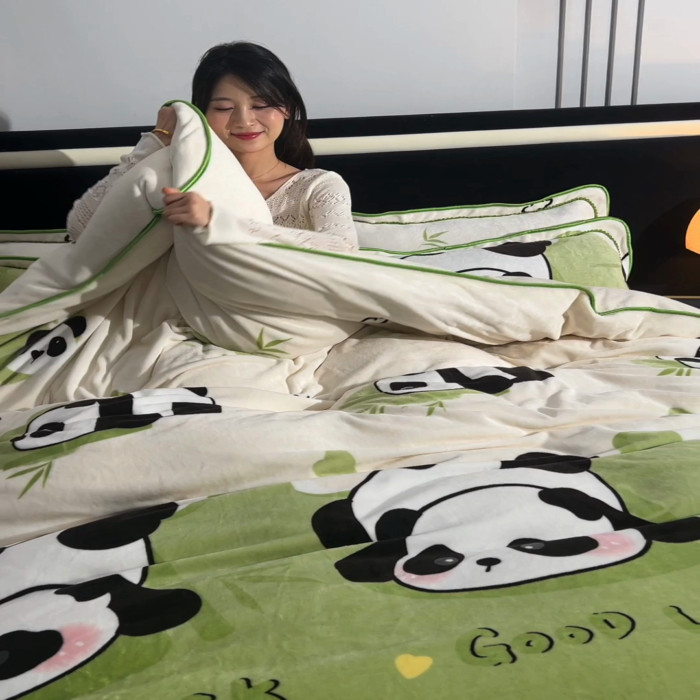 91家纺网 家纺一手货源 找家纺 佳品居 2025新款8斤床裙款牛奶绒四件套 呆萌熊猫
