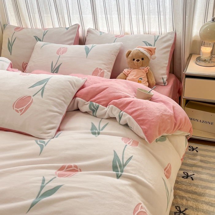 91家纺网 家纺一手货源 找家纺 绘萱家居 2025新款高克重雕花雕印纯色牛奶绒四件套双拼法莱绒珊瑚绒 雕印郁金香-粉