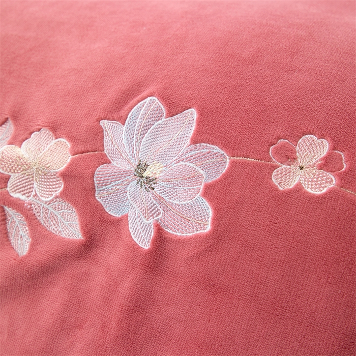 91家纺网 家纺一手货源 找家纺 优姿家纺 2025新款全消光10斤牛奶绒宽边绣花保暖四件套 花季-豆沙红