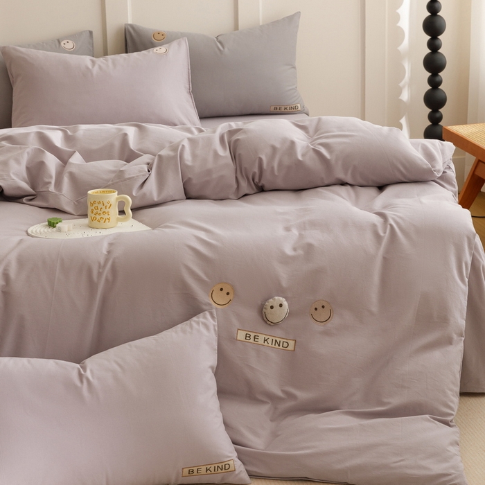 91家纺网 家纺一手货源 找家纺 艾莱家纺 2024新款全棉柔顺磨毛立体刺绣四件套--笑脸-星语 笑脸-紫色